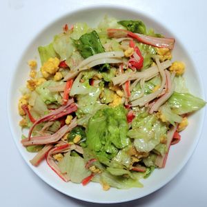 ふうかの作ってみた!投稿(カニカマとレタスと卵のさっぱりヘルシーサラダ😋🥗)