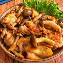 【鶏もも肉としめじの生姜焼き】甘めの味わい♡ご飯が進む♪