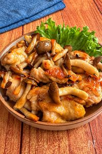 【鶏もも肉としめじの生姜焼き】甘めの味わい♡ご飯が進む♪
