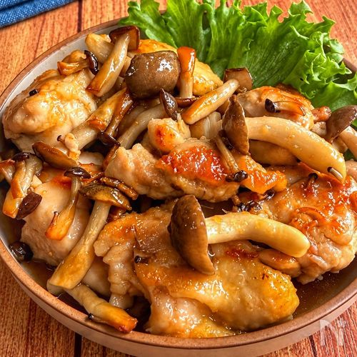 【鶏もも肉としめじの生姜焼き】甘めの味わい♡ご飯が進む♪