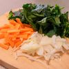 【ほうれん草とにんじんと玉ねぎのお味噌汁】の工程1