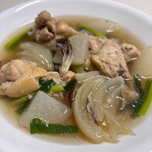 えみりんの作ってみた!投稿(【ホロホロ手羽元と玉ねぎの塩スープ煮】体に染みる温かおかず♡)