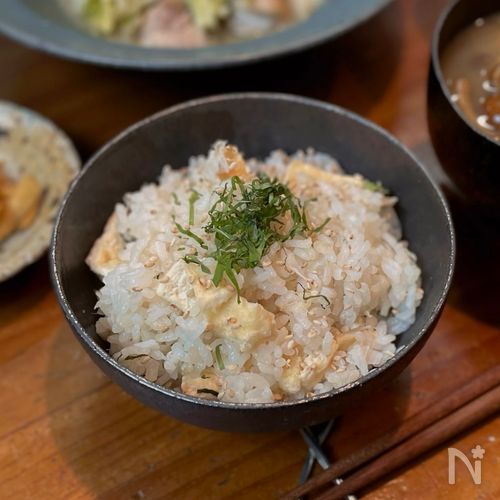 炊飯器に入れて待つだけ。【タラの炊き込みご飯】