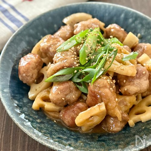 豚こまで満足！《豚こま団子とれんこんの黒酢炒め》