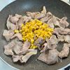 ごはんにぴったり♪【豚こまとコーンのバター甘辛炒め】の工程3