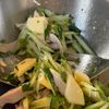 お箸が止まらない！きゅうりとサラダチキンと香菜の白だし和えの工程1