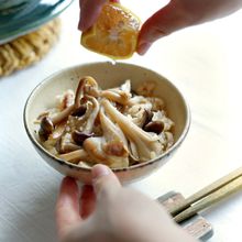 すだち香る「焼ききのこの炊き込みご飯」
