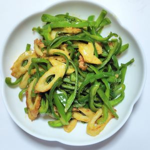 ふうかの作ってみた!投稿(食材2つで簡単【ピーマンとちくわのカレー炒め】お弁当に◎)