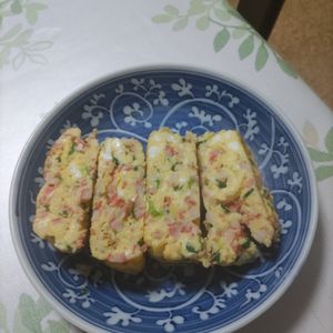 KUMIKOの作ってみた!投稿(お弁当がパッと華やぐ
かにかま入り卵焼き)