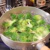 【痩せたきゃこれ食っとけ!】ブロッコリーとトマトの塩昆布和えの工程1