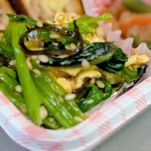 まゆのの作ってみた!投稿(炒り卵とほうれん草の《塩こんぶ♡パワーサラダ》)