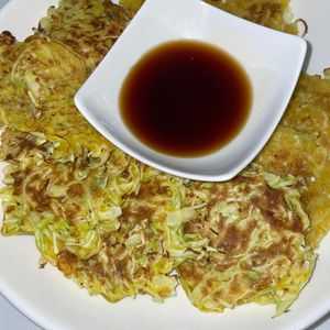 ぽんたの作ってみた!投稿(キャベツと卵と片栗粉だけでカリッときゃべつチヂミ風)