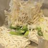 麺は茹でない！レンチンもしない！【豚バラねぎ塩うどん】の工程2