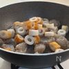 食卓にちょこっと♪【ちくわとこんにゃくの甘辛炒め煮】の工程2