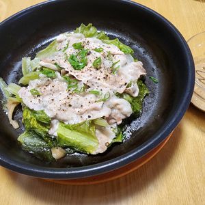 ナムディの作ってみた!投稿(包丁まな板不要✨丸ごとレタスの重ね蒸し🍳)