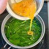 5分で完成！さっぱり生姜香る《ニラと新玉の塩スープ》の工程3
