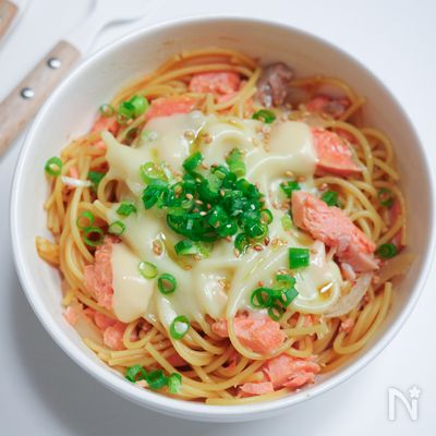 この調味料の組み合わせがたまらない！レンジでコクまろ鮭パスタ
