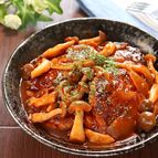 バターでコク旨！煮込んで濃厚！きのこたっぷり煮込みハンバーグ