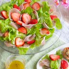 かんたん華やか♪苺と生ハムのサラダ・はちみつレモンドレ