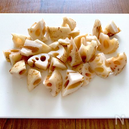 れんこんを切って、片栗粉をまぶす
