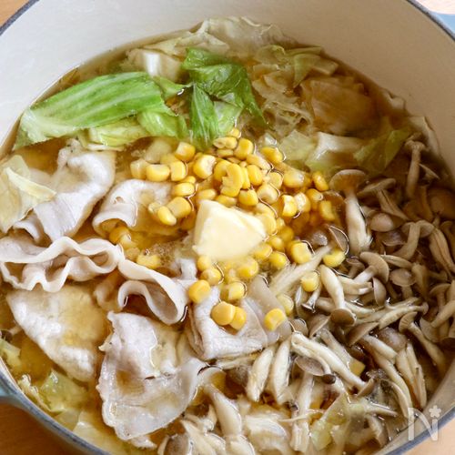 野菜が沢山食べられる!味噌バターコーン鍋