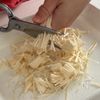 【えのきとそぼろのてりたま丼】まな板包丁いらずで簡単!の工程1
