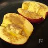 フライパンで手軽に!シナモン香る【蒸しりんご】の工程1