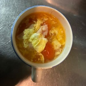 ぱぁぷるへいずの作ってみた!投稿(とろ〜り美味しい♪トマトとベーコンのふわたまスープ)