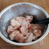 『鶏肉ともやしの具沢山☆にら玉』コクうま♡もも肉ジューシー♪の工程1