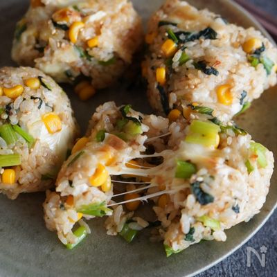 栄養満点『とうもろこしと小松菜のチーズ焼きおにぎり』