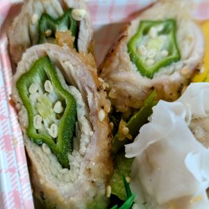 まゆのの作ってみた!投稿(ご飯もビールも進む味！オクラとえのきの豚巻き甘辛炒め)