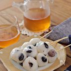 蒸し黒豆の串だんご