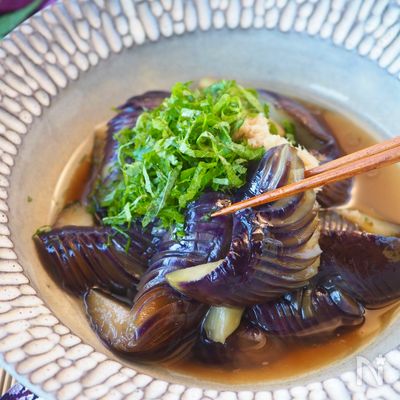 【簡単かつおだし】とろとろ焼きなすの薬味たっぷりだし浸し