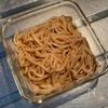 【作業3分】チンして和えるだけ「もやしのソース混ぜうどん」の工程2