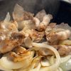 【ソース1本で決まる】とろとろ月見豚丼の工程1