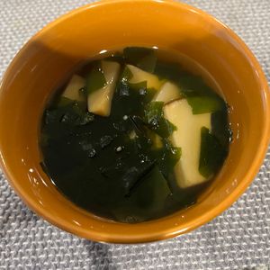 りんごの作ってみた!投稿(【エリンギとわかめの中華スープ】パパっとヘルシー♪)
