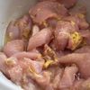 鶏むね肉とブロッコリーの白だしレモン和え/塩こうじでしっとりの工程2