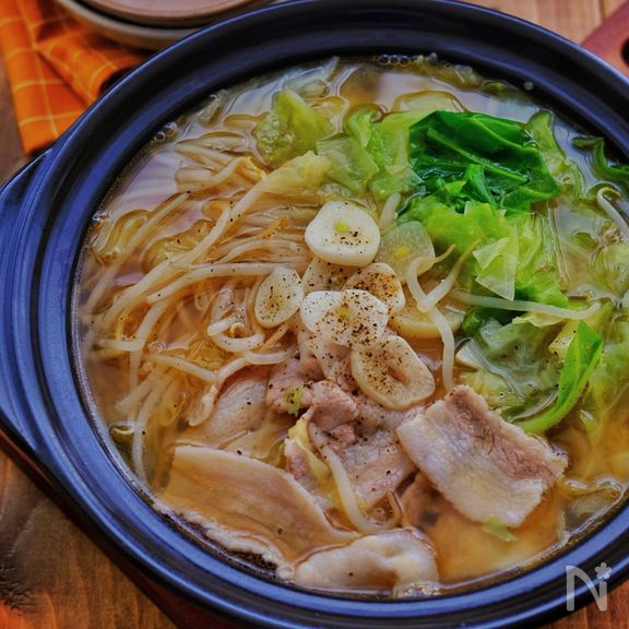＊キャベツと豚バラの旨味噌にんにく鍋＊