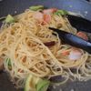 ワンパンで完成！エビとアボカドのペペロンチーノ風パスタの工程5