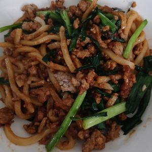 1556395の作ってみた!投稿(【豚ひき肉とニラの担々風焼きうどん】濃厚辛味噌が麺に絡む♡)