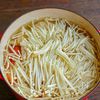 夏も食べたい！手羽先とトマトの旨塩春雨鍋の工程2