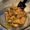 焼いて絡めるだけでご飯がすすむ「鶏むね肉のネギだれチキン」の工程3