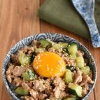 【きゅうりと豚ひき肉の甘辛みそ丼】10分もあれば完成！