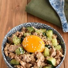 【きゅうりと豚ひき肉の甘辛みそ丼】10分もあれば完成!