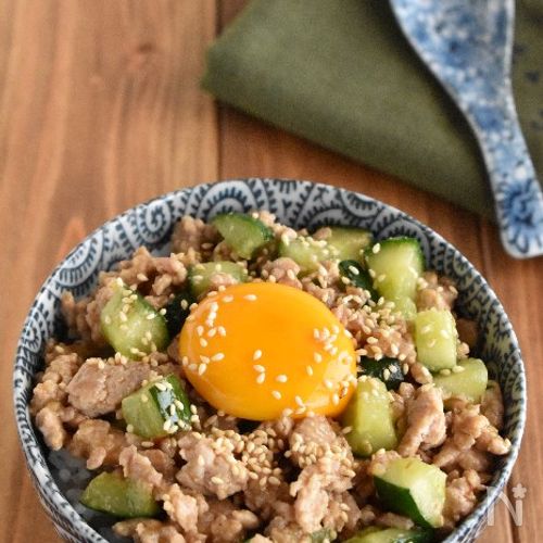 【きゅうりと豚ひき肉の甘辛みそ丼】10分もあれば完成!