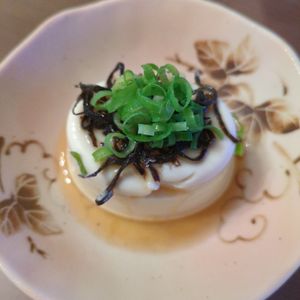 たりおの作ってみた!投稿(コスパ最強ウマウマ！塩昆布とごま油の冷やっこ)