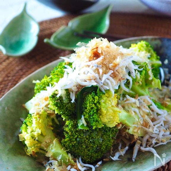 レンジで簡単！ブロッコリーとしらすのおかかまみれ