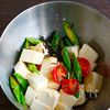 豆腐とミニトマトとアスパラガスの塩昆布サラダの工程2