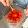 3分で作れる！新感覚✨ひんやりジューシー【冷凍トマトマリネ】の工程1
