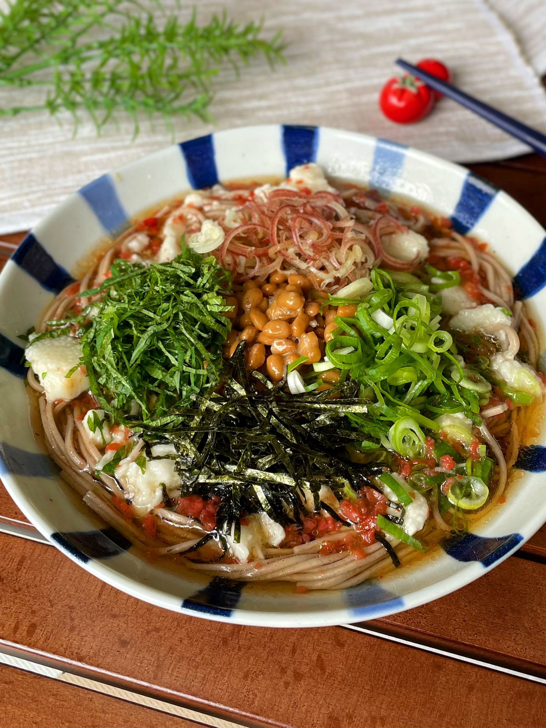 さっぱりツルツルいける！夏にピッタリ「梅だし叩きとろろ蕎麦